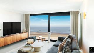 Op de Zeedijk van Duinbergen, ter hoogte van het geliefde Blue Buddha strand en ideaal gelegen tussen de twee zeilclubs, bevindt zich dit uitzonderlijk lichtrijke appartement met frontaal zeezicht. Het appartement telt 2 slaapkamers en 2 badkamers. <br />Indeling, inkomhal met gastentoilet, moderne living met open keuken, terras vooraan en 2 ruime slaapkamers met elk hun eigen badkamer.<br /><br />Het appartement werd begin 2024 volledig en smaakvol gerenoveerd door de eigenaars, met aandacht voor comfort, lichtinval en een warme, gezellige sfeer. Ook de gemeenschappelijke delen (inkomhal, lift en de voorgevel) van het gebouw werden recent vernieuwd, wat het geheel een verzorgde en hedendaagse uitstraling geeft. Met een bewoonbare oppervlakte van 99 m² geniet u hier van een aangenaam ruimtelijk gevoel.