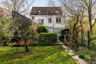 Deze eengezinswoning is momenteel fysiek opgedeeld in twee woonentiteiten en wordt in zijn geheel aangeboden. Dit maakt het een bijzonder...