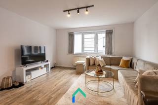 Algemeen<br />In het bruisende centrum van Meulebeke bevindt zich dit ruim, gerenoveerd duplexappartement. Dankzij de centrale ligging en het potentieel om de zolder nog verder af te werken tot volwaardig leefgedeelte biedt dit appartement heel wat troeven.<br /><br />Indeling<br />We komen het gebouw binnen waar er een gemeenschappelijke inkom is. Op de eerste verdieping bevindt zich het gerenoveerde appartement met een bewoonbare oppervlakte van maar liefst 142 m² (inclusief zolderruimte). Bij het betreden van het appartement komt u in de inkomhal met een praktische ingebouwde kastenwand waarin onder meer de technieken en aansluiting voor een wasmachine zijn voorzien. De leefruimte straalt warmte en gezelligheid uit dankzij de mooie laminaatvloer en geniet van een aangename lichtinval. De keuken sluit hier naadloos op aan en is volledig uitgerust met moderne toestellen waaronder een oven, koelkast, vaatwasser en inductiekookplaat. Het appartement beschikt over een ruime slaapkamer en een hedendaagse badkamer met inloopdouche en toilet. Via een vaste trap bereikt u de ruime zolder die tal van mogelijkheden biedt. Op dit moment doet deze zolderruimte dienst als extra opslagruimte, maar in de toekomst kan hier ook gekeken worden om extra slaapkamers te creëren.<br /><br />Troeven<br />* Instapklaar appartement met potentieel<br />* Geen syndickosten<br />* Centrale ligging<br /><br />Interesse<br />Dit pand biedt een unieke kans op een centrale in Meulebeke. De ruime indeling, het instapklare karakter en de centrale ligging maken van deze eigendom een plek waar comfort, functionaliteit en toekomstmogelijkheden samenkomen. Een bezoek met Mathieu zal u ongetwijfeld overtuigen van het potentieel dat deze eigendom te bieden heeft. <br /><br />T: 0479 63 53 01<br />M: mathieu@gentill.be