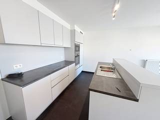 Dit recent appartement is gelegen op de 1ste verdieping van het gebouw, op wandelafstand van het centrum van Staden, alle winkels, openbaar vervoer,... <br />Het appartement bestaat uit een inkom, toilet, lichtrijke leefruimte met open ingerichte keuken, berging, badkamer (dubbele lavabo en douche), 2 ruime slaapkamers én een terras. <br />U beschikt tevens over een garage, gelegen op het gelijkvloers achter het gebouw.<br /><br />De huurprijs is inclusief syndic. <br /><br />(EPB E68 - 98,87 kWh/m²)