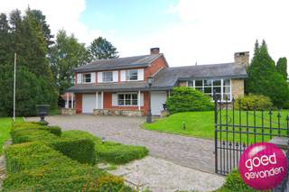 <p><strong>RUIME VILLA OP TOPLOCATIE<br /><br /></strong>Op een <strong>uitstekende ligging in het centrum van Tongeren</strong>, pal aan het stadspark <strong>De Motten</strong>, stellen wij u graag deze bijzondere villa voor. Een woning die zich onderscheidt door haar royale ruimtes, unieke stijl en uitzonderlijke lichtinval, met tegelijk het stadsleven en de natuur op wandelafstand.<br /><br /><strong>INDELING EN TROEVEN</strong><br /><br />+ 3 ruime slaapkamers (uitbreidbaar tot 5)<br />+ 2 ingerichte keukens<br />+ Bureelruimte – ideaal voor thuiswerk of praktijk<br />+ Extra living – multifunctioneel in te richten<br />+ Grote raampartijen met uitzicht over de Motten en binnenstad<br />+ Ruime inpandige garage met automatische sectionaalpoort<br />+ Kelder voor extra bergruimte<br /><br /><strong>BUITEN</strong><br /><br />+ Volledig <strong>omheinde tuin</strong> met sierlijk <strong>automatisch hekwerk<br /></strong>+ <strong>Aangelegde tuin</strong> met serre<br />+ <strong>Ruime terrassen</strong> zowel voor- als achteraan<br />+ <strong>Grote esplanade</strong> voor de woning met veel manoeuvreerruimte en extra parkeerplaatsen<br /><br /><strong>LIGGING</strong><br /><br />+ Centrum Tongeren – winkels, horeca en voorzieningen op wandelafstand<br />+ Recht tegenover <strong>Stadspark De Motten<br /></strong>+ Slechts op een boogscheut van <strong>natuurreservaat De Kevie</strong> – ideaal voor wandelaars en natuurliefhebbers<br /><br /><strong>EXTRA<br /><br /></strong>+ Woning is <strong>in goede staat van onderhoud</strong> maar vraagt enige <strong>modernisering<br /></strong>+ Bouwstijl doet denken aan een <strong>Californische villa by-the-sea</strong>, maar dan uniek gelegen aan de Jeker<br />+ Ook ideaal als kangoeroewoning door de aanwezigheid van 2 living, 2 keukens en voldoende slaapkamers<br /><br />Ontdek de vele mogelijkheden die deze woning te bieden heeft en <strong>BEL 012 744 844</strong> of <strong>MAIL info@goed-gevonden.be</strong></p>