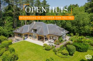 <p><span>! OPEN HUIS - WOENSDAG 14 OKTOBER VAN 15U TOT 18U ! </span></p><p><span>Residentieel gelegen villa op een privacyrijk perceel van 2.672 m², tegenover een natuurgebied en nabij het centrum van Heide-Kalmthout, met o.a. een ruime en lichtrijke leefruimte, leefkeuken, vijf royale slaapkamers, drie ingerichte badkamers en een wellnessruimte met binnenzwembad en sauna. </span></p><p><span>INDELING</span></p><p><span>Gelijkvloers</span></p><p><span>U betreedt de woning via een ruime inkomhal op natuurstenen vloer, voorzien van een gastentoilet met handenwasser en een vestiaire. Deze hal geeft toegang tot de royale en lichtrijke leefruimte op parketvloer, onderverdeeld in een tv-hoek, een zithoek met erker en gashaard en een eetruimte.</span></p><p><span>Aansluitend bevindt zich de volledig uitgeruste leefkeuken met alle hedendaagse toestellen, waaronder een combi-oven, microgolf, inductievuur met ingebouwde dampkap, spoelbak met Quooker-kraan, een grote koelkast, een vriezer en een vaatwasser. De ontbijthoek biedt directe toegang tot het overdekte terras met uitzicht op de prachtig aangelegde tuin.</span></p><p><span>Daarnaast beschikt het gelijkvloers over een masterbedroom op laminaatvloer met aansluitend een dressing en een ingerichte badkamer. Deze is uitgerust met een inloopdouche voorzien van een infrarood Sunshower, een ligbad, dubbele wastafel, toilet en handdoekenradiator.</span></p><p><span>Ten slotte is er nog een dubbele inpandige garage met automatische poort, waar zich eveneens de aansluitingen voor wasmachine en droogkast bevinden.</span></p><p><span> </span></p><p><span>Eerste</span><span> </span><span>verdieping</span></p><p><span>Via de royale trap met vide bereikt u de nachthal, waar zich een apart toilet en een bergkast bevinden. Bovendien heeft u toegang tot een knus balkon. Op deze verdieping bevinden zich vier zeer ruime slaapkamers en een tweede badkamer, ingericht met een douche, ligbad, wastafel, toilet en handdoekenradiator.</span></p><p><span> </span></p><p><span>Zolder</span></p><p><span>Via een vlizotrap heeft u toegang tot de bergzolder.</span></p><p><span> </span></p><p><span>Kelder</span></p><p><span>Middels de centrale trappartij bereikt u de kelder, opgedeeld in drie compartimenten: een bergruimte, een technische ruimte en een ontspanningsruimte. Deze laatste is uitgerust met een zwembad (4 m x 9 m) met jetstream, een traditionele sauna en een badkamer voorzien van een douche, wastafel en toilet. Via een schuifdeur heeft u toegang tot een aangenaam omsloten terras.</span></p><p><span> </span></p><p><span>Tuin</span></p><p><span>De woning is gelegen op een volledig omheind perceel van ca. 2.650 m². De prachtig aangelegde tuin die volledige privacy biedt en veel zoninval geniet, is voorzien van een irrigatiesysteem en meerdere vijverpartijen, die bijdragen aan een rustgevende en groene leefomgeving.</span></p><p><span>Bijzonderheden</span><span><br />-Charmante villa in klassieke/tijdloze stijl <br />-Recent gemoderniseerd o.a. keuken, badkamers, vloeren, …. <br />-Verrassend ruim<br />-Volledige privacy <br />-Fraai aangelegde en goed onderhouden tuin met veel zoninval<br />-Zuid-west georiënteerd<br />-Goed beveiligd<br />-Binnenzwembad en sauna in de kelder met buitenterras<br />-Rustig in het groen gelegen, tegenover natuurgebied en nabij dorpscentrum (scholen, winkels en openbaar vervoer). <br />-Elektrische keuring is conform.<br />-Geen asbest</span></p><p><span> </span></p>
