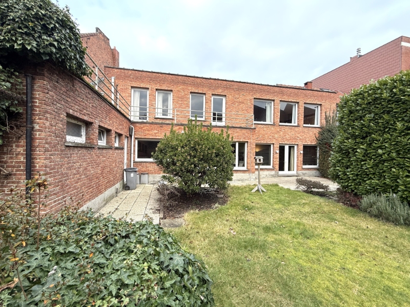 Zeer ruime karaktervolle voormalige dokterswoning met prachtige tuin in het centrum - foto 2