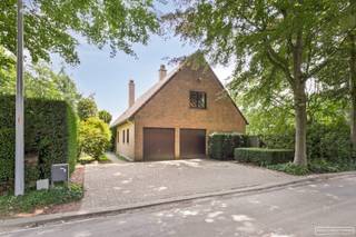 OP TE FRISSEN VILLA MET POTENTIEEL IN DE RUSTIGE WANDELLAAN – WIELSBEKEOntdek deze charmante villa in de Wandellaan te Wielsbeke, gelegen in een...