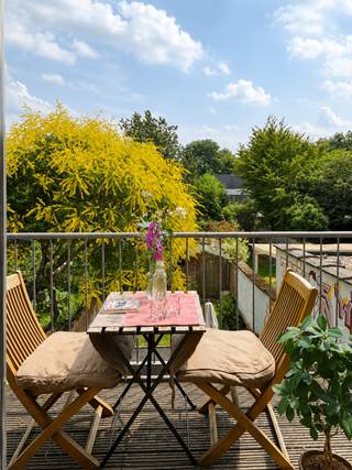 Op zoek naar een lichtrijk en modern appartement op een toplocatie? Dan is dit misschien wat je zoekt. <br /><br />Dit appartement beschikt over een ruime slaapkamer, een aangenaam terras met groen uitzicht en een praktische indeling. <br />De aparte berging biedt plaats voor wasmachine en droogkast en de volledig uitgeruste keuken beschikt onder andere over een vaatwasser.<br /><br />Dankzij het EPC A-label geniet u van een energiezuinige woning met lage verbruikskosten. Daarnaast zijn er geen gemeenschappelijke kosten en bestaat het gebouw uitsluitend uit mede-eigenaars!<br /><br />Deze woning ligt vlakbij de Dageraadplaats en het Moorkensplein. Ook winkels en het openbaar vervoer liggen binnen handbereik. Natuurliefhebbers zitten hier goed met het Rivierenhof, Ter Boelaerpark en het toekomstige Spoorpark ( 2027) vlakbij.<br /><br />Troeven:<br />- EPC A<br />- Recent gebouw <br />- Terras met groen uitzicht en zon tot in de namiddag<br />- Geen gemeenschappelijke kosten<br />- Mobiscore 9,5<br />- Parkingmogelijkheden in de buurt, inclusief elektrische laadpunten<br />- Vlotte verbinding naar de in- en uitvalswegen<br />- Rustige residentiële ligging nabij bruisende hotspots<br />- Ideaal als eigen woonst of investering.<br /><br />Interesse?<br />Kom eens kijken en waag je kans!