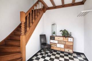 Op een uitstekende en vlot bereikbare ligging langs de Brugse Steenweg te Maldegem bevindt zich deze ruime, vrijstaande woning met tal van mogelijkheden.Dankzij de tweede toegang via de Heirweg geniet deze eigendom van extra flexibiliteit en bereikbaarheid. De woning beschikt over een solide structuur en vormt de ideale basis voor wie op zoek is naar ruimte en potentieel.Startprijs €365.000Indeling: Inkomhal - Lichtrijke leefruimte - Keuken en wasplaats -3 ruime slaapkamers (voorzien van rolluiken) + bureau - Badkamer met ligbad, lavabo en toilet - 2 toiletten - Ruime, droge kelder - Zolder (extra bergruimte)Extra troeven:2 garages (1 inpandig en 1 losstaand)Oprit met plaats voor 2 wagensCentrale verwarming met HR-ketel (Bulex)Dubbele beglazingOmheinde tuin met veel privacyToegang langs 2 straten (Brugse Steenweg & Heirweg)Deze eigendom wordt aangeboden met een startprijs, waarbij elk bod vanaf €365.000 wordt voorgelegd aan de verkoper.Interesse? Contacteer ons vandaag en plan uw bezoek!