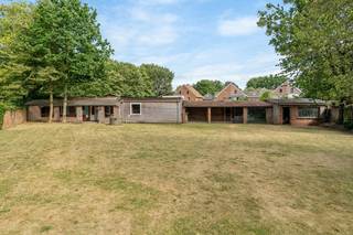 Op een uitstekende locatie te Rumst bevindt zich deze woning met 5 slaapkamers en een zeer ruime tuin met bijgebouwen en tal van mogelijkheden...