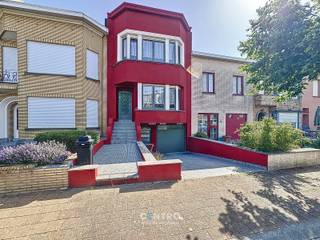 VROLIJKE woning met 4 à 5 slpks, garage én stadstuin in LEUKE STRAAT met eenrichtingsverkeer te Blankenberge!INDELING:Gelijkvloers:Hal - hobbyruimte...