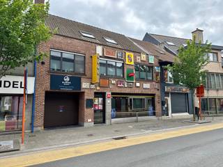 In het bruisende centrum van Assenede bevindt zich dit veelzijdige handelspand met tal van mogelijkheden voor uiteenlopende commerciële activiteiten. Dankzij de centrale ligging geniet u van een uitstekende zichtbaarheid en een vlotte bereikbaarheid voor klanten en bezoekers.<br /><br />Het pand biedt een aangename combinatie van comfort, functionaliteit en ruimte. Binnen beschikt u over een ingerichte keuken en een gezellige bar, waardoor het uitermate geschikt is voor horeca-, evenementen- of andere commerciële doeleinden. Daarnaast zorgen zowel het binnen- als buitenterras voor extra capaciteit en een aantrekkelijke beleving voor uw klanten.<br /><br />Daarnaast is het pand uiterst energiezuinig door de aanwezigheid van 27 zonnepanelen en warmtepomp units. Verder beschikt het handelspand ook over drijfkracht. <br /><br />De praktische indeling en de gunstige locatie maken van dit pand een ideale uitvalsbasis voor ondernemers die op zoek zijn naar een commerciële ruimte met potentieel in het hart van Assenede.<br /><br />