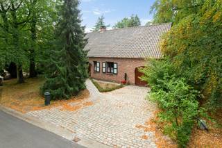 <p><span>Op een uitermate rustige en aangename locatie in Kapellen bevindt zich deze karaktervolle en verrassend ruime woning (166m²) met een warme, landelijke uitstraling, waarbij momenteel alles gelijkvloers werd georganiseerd. Thans beschikt de woning over twee volwaardige slaapkamers, één badkamer, een inpandige garage, een sfeervolle tuin en een uitzonderlijk grote zolderverdieping (123,75m²), welke U heel wat uitbreidingsmogelijkheden biedt. Het is zeker mogelijk om deze woning om te vormen naar een ruime gezinswoning met een vijftal slaapkamers en twee badkamers.</span></p><p><span>We betreden de woning langs de ruime inkomhal (met gastentoilet), welke ons links toegang geeft tot de royale leefruimte (40,30m²), welke voldoende plaats biedt voor een gezellige zithoek en een eetkamer. De houten balken, terracottavloer, schouwmantel en karaktervolle houtkachel zorgen voor een warme sfeer. Dankzij de vele raampartijen geniet de ruimte bovendien van veel natuurlijk licht. Het grote schuifraam zorgt ook voor een mooie verbinding met het terras en de volwassen groene tuin.</span></p><p><span>Aansluitend aan de leefruimte vinden we de ruime keuken (12,40m²), welke is voorzien van voldoende kast- en werkbladruimte en de volgende uitrusting: kookplaat (keramisch), dampkap, spoelbak, vaatwasser, oven en koelkast. Verder biedt de keuken ook nog voldoende plaats voor een gezellige ontbijthoek. Naast de keuken komen we dan de bijkeuken tegen, welke nog extra kastruimte biedt en waar ook de diepvriezer een plaats kreeg. Langs de bijkeuken kunnen we ook toegang nemen tot het terras.</span></p><p><span>Via de nachthal bereiken we het slaapgedeelte. De woning beschikt thans over twee ruime slaapkamers van respectievelijk 20,25m² en 14,00m². Verder biedt deze nachthal ons ook nog toegang tot de badkamer (met ligbad, dubbel lavabomeubel en toilet), welke ook rechtstreeks toegankelijk is vanuit de grootste slaapkamer, en de inpandige garage. In deze laatste vinden we naast de technische voorzieningen (elektriciteit, verwarming en ventilatie) ook de voorzieningen voor wasmachine en droogkast terug, net als een uitgietbak.</span></p><p><span>In de garage bevindt zich de vlizotrap, welke ons op de indrukwekkende zolderverdieping (123,75m²) brengt. Indrukwekkend qua oppervlakte en dus ook uitbreidingsmogelijkheden. De omvang van de zolderverdieping biedt bijzonder veel mogelijkheden. Bijkomende slaapkamer(s) en/of badkamer(s), een hobbyruimte, een bureau of een combinatie van dit alles.</span></p><p><span>Men koopt hier dus niet louter een volledig gelijkvloers georganiseerde woning, doch wel degelijk een woning met aanzienlijke uitbreidingsmogelijkheden binnen het bestaande bouwvolume.</span></p><p><span>De tuin met vijverpartij is als het ware een groene oase van rust, welke ook de nodige privacy biedt. Naast het terras (met zonneluifel) beschikt de woning ook over een overdekt terras, zodat men gedurende het grootste deel van het jaar van de aangename buitenruimte kan genieten. Met een tuinhuis en een bijkomende opslagplaats vinden we ook hier de nodige bergruimte terug.</span></p><p><span>Tenslotte beschikt men met de inpandige garage en een ruime oprit ook over voldoende parkeergelegenheid op eigen terrein.</span></p><p><span>In dezer is de energetische renovatieplicht van toepassing. Hieraan voldoet men echter al door de elektrische vloerverwarming af te koppelen en de ganse woning (met uitzondering van de garage) te voorzien van een A++ lucht/lucht warmtepomp. Dan gaat men immers meteen naar een energiescore van 214 kWh/(m²jaar), welk overeenstemt met een energielabel C. Wenst men de energetische renovatie te maximaliseren richting een energielabel A, dan zijn bijkomend nog de volgende werken noodzakelijk: plaatsen van zonnepanelen (6.000Wp), warmtepompboiler van 180 liter (A++), niet geïsoleerde gedeelte zoldervloer isoleren (10cm PIR met Rd 4,5) en plafond kruipruimte isoleren (10cm PIR in situ Rd 4,5).</span></p><p><span>Interesse gewekt? Wel, dan hoor ik graag van U! Bij voorkeur contact opnemen via telefoon en/of WhatsApp (mobiel nummer: 0478/95.01.51).</span></p>