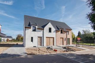 <u><strong>Moderne halfopen nieuwbouwwoning met 4 slaapkamers en 2 badkamers<br /><br />Pleisterwerken zijn opgestart</strong></u><br /><br /><u><strong>TROEVEN: </strong></u><br />– 4 volwaardige slaapkamers <br />– 2 badkamers <br />– Energiezuinig <br />– Moderne architectuur<br />– Goede bereikbaarheid naar Hasselt, centrum Diepenbeek, autosnelweg E313, … <br />– Veel natuurlijke lichtinval <br />– Zolder wordt ingericht met master bedroom en badkamer, ideaal voor gezinnen die net dat beetje extra privacy wensen <br /><br />Ontdek deze prachtige halfopen nieuwbouwwoning, ontworpen voor wie ruimte, licht en comfort waardeert. De woning beschikt over 4 slaapkamers en 2 badkamers, waarbij 1 slaapkamer en 1 badkamer op de tweede verdieping (zolderverdieping) voor extra privacy zorgen. Perfect voor gezinnen of wie graag een rustige werk- of hobbyruimte wil! <br /><br />De open leefruimte vormt het hart van het huis: een lichte, uitnodigende ruimte waar koken, eten en ontspannen moeiteloos samenkomen. Vanuit de woonkamer stapt u zo het terras of de tuin op – een perfecte plek om te genieten van zonnige dagen, een kop koffie in de ochtend of gezellige avonden met vrienden en familie.<br />Dankzij het halfopen ontwerp ervaart u een ideale balans tussen privacy en verbondenheid met de omgeving. Met moderne afwerking, slimme indeling en veel lichtinval is dit de ideale plek om een nieuw hoofdstuk te beginnen.<br /><br />Deze twee halfopen wooneenheden worden gebouwd op een riant perceel en bevinden zich op een boogscheut van het centrum van Diepenbeek en op slechts enkele minuten van de op- en afrit van de E313. Diepenbeek heeft een rijk aanbod aan natuurgebieden, wandel- en fietsmogelijkheden, sportfaciliteiten en speeltuinen. Vanuit Diepenbeek is er verder nog veel te beleven bij de buren uit Hasselt, Genk, Bilzen en Kortessem. Deze mooie gemeente is dus de ideale uitvalsbasis voor al het moois dat Limburg te bieden heeft!