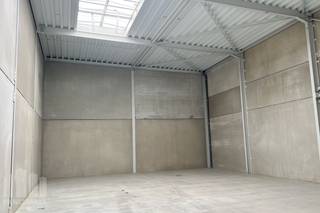 <strong>Duurzame KMO-unit</strong> van 205 m², <strong>samenvoegbaar tot een totale oppervlakte van 2.460 m²</strong>, te koop.<br /><br />De site is strategisch gelegen vlak bij het Albertkanaal, een cruciale logistieke as voor transport en economische activiteit in Limburg. Bovendien geniet het bedrijvenpark van een uitstekende bereikbaarheid dankzij de nabijheid van de E313 en E314, met snelle verbindingen richting Brussel, Antwerpen, Nederland en Duitsland.<br /><br />De KMO-Unitsworden casco opgeleverd en zijn voorzien van <strong>een sectionale poort </strong>(4,2m H x 4m B),<strong> een vrije hoogte van 6m</strong>, geïsoleerd dak, sandwichpalen, lichtstraat met rookluik en<strong> betonvloer met een maximum draagvermogen van 1.000 kg/m².</strong><br />De buitengevels bestaan uit een geïsoleerde prefabplint in grijsglad gewapend beton. De plinten hebben een sandwichstructuur.<br /><br />De loodsen zijn geschikt voor zowel opslag, kantoren, showroom, als productie en bieden een ideale omgeving om te ondernemen.<br /><br />Contacteer<strong> PANORAMA B2B </strong>voor bijkomende inlichtingen, plannen of een vrijblijvend plaatsbezoek <strong>011.220.500.</strong>