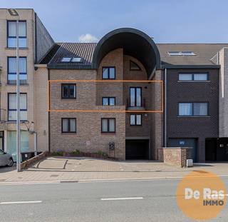 GERESERVEERD!<br /><br />HERZELE - Instapklaar appartement gelegen in een kleinschalige residentie, centraal gelegen in Herzele. Op wandel- en fietsafstand van het openbaar vervoer, scholen, het centrum van Herzele en in directe nabijheid van alle invalswegen.<br /><br />Het appartement werd voorzien van een ruime en lichtrijke woonkamer met open keuken (volledig geïnstalleerd), twee slaapkamers, badkamer met alle comfort, apart gastentoilet en twee privatieve, zonnige terrassen. <br />De keuken, badkamer en toilet werden volledig gerenoveerd in 2020. Ook de boiler werd dat jaar vervangen. <br /><br />Het appartement werd steeds goed onderhouden. <br />Elektrische installatie conform, EPC C, geen asbest, volledig geschilderd,…. Kortom, verhuizen en wonen!<br />Ook mooie huur-opbrengst/rendement te bekomen.<br /><br />Optioneel mogelijkheid tot aankoop van ondergrondse staanplaats met afgesloten kelderberging voor € 20.000,- deze is nog niet in de prijs inbegrepen.<br /><br />Bel snel voor je afspraak! 053/60.65.60<br /><br />De vermelde prijs is een richtprijs. Na ontvangst van de biedingen zal de verkoper beslissen of hij/zij de eigendom verkoopt aan het beste bod. De richtprijs is aldus niet bindend voor de verkoper. Voor meer info kunt u ons contacteren of het reglement raadplegen op onze website.