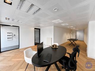 <p><span>Informatie handelspand</span></p><p><span>Op zoek naar een commerciële ruimte met uitstraling, zichtbaarheid en een centrale ligging? Dit handelspand van ca. 70 m² bevindt zich op een uitstekende locatie aan de Mechelsesteenweg in het centrum van Kontich. De ruimte geniet dankzij de brede etalage van ca. 5 meter van veel natuurlijke lichtinval én een sterke visibiliteit naar voorbijgangers en verkeer. Hierdoor is het pand uitermate geschikt voor een winkel, kantoor, vrij beroep of dienstverlenende activiteit. Binnenin werd gekozen voor een kwalitatieve en onderhoudsvriendelijke Floorify-laminaatvloer in visgraatmotief, wat zorgt voor een verzorgde en professionele uitstraling. Daarnaast beschikt het pand over een aparte keuken met kitchenette en een aparte WC met handenwasser. De commerciële ligging is een belangrijke troef: het pand bevindt zich in het centrum van Kontich, op wandelafstand van een grote publieke parking. Klanten bereiken de zaak vlot met de wagen, fiets of het openbaar vervoer. Het pand is per direct beschikbaar. De maandelijkse kast bedraagt 25 euro voor het aandeel in de brandverzekering. Privatieve meters voor elektriciteit, gas en water. </span></p><p><span> </span></p><p><span>Indeling</span></p><ul><li><span>Kantoorruimte ca. 65m² voorzien van een kwalitatieve, onderhoudsvriendelijke laminaatvloer (Floorify) in visgraat motief. De etalage zorgt voor veel lichtinval en een ideale zichtbaarheid van uw kantoor</span></li><li><span>Aparte keuken voorzien van een kitchenette</span></li><li><span>Aparte WC met handenwasser.</span></li></ul><p><span> </span></p><p><span>Extra's</span></p><ul><li><span>Etalage ca. 5m met veel visibiliteit</span></li><li><span>Ideaal als winkel/bureel/vrij beroep</span></li></ul><p><span> </span></p><p><span>Algemene informatie</span></p><ul><li><span>Huurprijs: 1.100 euro/maand</span></li><li><span>Vaste kosten: 25 EUR/maand (blokpolis)</span></li><li><span>Per direct beschikbaar </span></li></ul><p><span> </span></p><ul><li><span>Verbruik: privatieve meters voor water, gas en elektriciteit</span></li><li><span>Onroerende voorheffing ten laste van de huurder</span></li><li><span>Huurwaarborg: 6 maanden</span></li><li><span>Opmaak intredende plaatsbeschrijving: 230 EUR excl. btw per partij</span></li><li><span>Commissie: 15% op de jaarhuur excl. btw (eenmalig te betalen)</span></li></ul><p><span> </span></p><p><span>Gebouw</span></p><ul><li><span>Goed onderhouden gebouw, bestaande uit een gelijkvloers winkelpand en 3 verdiepingen met appartementen</span></li></ul><p><span> </span></p><p><span>Ligging</span></p><ul><li><span>Commerciële ligging aan de Mechelsesteenweg in het centrum van Kontich</span></li><li><span>Grote publieke parking op 50m wandelen</span></li><li><span>Klanten kunnen de winkel vlot bereiken via openbaar vervoer, fiets en wagen</span></li><li><span>MOBISCORE: 9,3/10</span></li></ul><p><span> </span></p><p><span>*De informatie in deze prospect is ter informatieve titel: de kandidaat-huurders moeten hun eigen zaak maken van het verkrijgen, controleren en interpreteren van deze informatie</span></p>