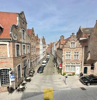 Heel mooie ligging in de pas heraangelegde Vlamingstraat, schuin over de voormalige Jezuiëtenkerk. Dit hoekpand met wit geschilderde...