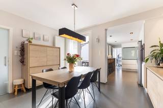 <p><strong>Heist: Instapklare gezinswoning te koop met 5 slaapkamers en zuidgerichte tuin op een centrale ligging in Heist. </strong><br /><br />Op zoek naar een ruime, instapklare gezinswoning op een uitstekende locatie in Heist? Deze verzorgde woning in de Pannenstraat 170 biedt maar liefst 5 slaapkamers en een aangename zuidgerichte tuin. De woning is praktisch ingedeeld en werd uitgerust met verschillende hedendaagse comfortvoorzieningen. Zo beschikt ze over zonnepanelen, een warmtepomp en airconditioning.<br /><br /><strong>Indeling: </strong><br />Gelijkvloers: Ruime inkomhal, lichtrijke leefruimte met comfortabele eetplaats, ruime keuken voorzien van alle toestellen, gastentoilet, praktische berging, zuidgerichte tuin met tuinhuis.<br /><br />1ste verdiep: 3 slaapkamers, badkamer met ligbad, inloopdouche en toilet.<br /><br />2de verdiep: 2 vernieuwde én volwaardige slaapkamers met inbouwkasten.<br /><br /><strong>Troeven: </strong></p>
<ul><li>Instapklare gezinswoning die grondig is gerenoveerd in 2014.</li><li>Centrale ligging, nabij winkels, horeca en op wandelafstand van Generaal Willemspark en het strand.</li><li>Warmtepomp (airco), zonnepanelen aanwezig met groene stroomcertificaten.</li><li>Aangename zuidgerichte tuin. </li><li>Gunstig EPC-label: B.</li><li>Elektrische keuring is conform.</li></ul>
Meer informatie? Contacteer Ayita op 0496 13 43 12 of op ayita@eraservimo.be