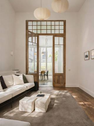 <p><span>Karaktervol Art Nouveau-pand uniek gerenoveerd met oog voor authenticiteit op toplocatie! Bijzonder rustig gelegen!</span></p>
<p><span>De woning ademt geschiedenis en klasse. Architect Cuypers liet zich bij het ontwerp duidelijk inspireren door de Japanse architectuur, wat resulteert in verfijnde lijnen, harmonieuze proporties en een unieke sfeer. Tijdens de recente grondige renovatie zijn alle authentieke elementen zorgvuldig bewaard gebleven en hedendaags comfort werd voorzien.</span></p>
<p><span>Momenteel is het gelijkvloers ingericht als kantoorruimte, wat deze woning ideaal maakt voor wie wonen en werken wil combineren. De verdiepingen herbergen vier ruime slaapkamers en twee badkamers, perfect voor een groot gezin of voor wie extra ruimte zoekt voor hobby’s of gasten.</span></p>
<p><span>Extra troeven:</span></p>
<ul>
<li>
<p><span>Gelegen in een bijzonder rustige buurt, met vlotte verbinding naar stad en snelweg</span></p>
</li>
<li>
<p><span>Originele Art Nouveau-elementen in perfecte staat</span></p>
</li>
<li>
<p><span>Veel lichtinval en een aangename, open sfeer</span></p>
</li>
<li>
<p><span>Parking mogelijk in het naastgelegen pakhuis</span></p>
</li>
<li>
<p><span>Geschikt als gezinswoning, praktijkwoning of karaktervolle kantoorruimte</span></p>
</li>
</ul>
<p><span>Dit unieke pand biedt een zeldzame combinatie van architecturale waarde, woonkwaliteit en functionele mogelijkheden. Een buitenkans voor wie op zoek is naar iets met karakter én comfort.</span></p>