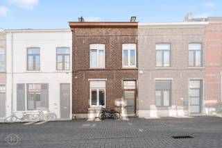 Deze gezellige rijwoning in de Brouwersstraat 105 biedt 78 m² bewoonbare oppervlakte, verdeeld over drie verdiepingen, en is rustig gelegen op korte afstand van het centrum van Leuven en belangrijke invalswegen. Op het gelijkvloers bevinden zich de leefruimte, keuken en badkamer, telkens met veel lichtinval. De eerste en tweede verdieping beschikken elk over een ruime slaapkamer. Daarnaast is er een praktische kelder aanwezig die extra bergruimte biedt. De woning beschikt over EPC-label C. De nutsvoorzieningen voor water, elektriciteit, gas en internet zijn afzonderlijk en rechtstreeks ten laste van de huurder. De woning is beschikbaar vanaf 1 december. Voor meer informatie of het inplannen van een bezichtiging kan je contact opnemen via info@homies.be.