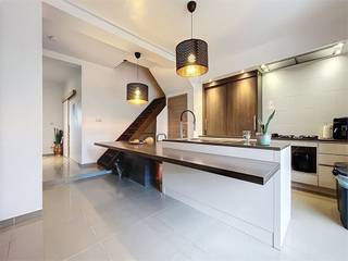 In het middelpunt van een levendige buurt in Antwerpen vind je deze charmante halfopen bebouwing die alles in zich heeft om een échte thuis te...