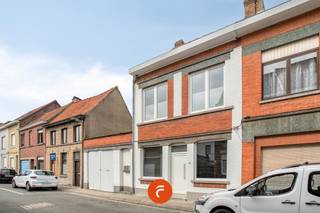 Vlak bij de Grote Markt in het centrum van Menen bevindt zich deze duurzaam en kwalitatief gerenoveerde stadswoning op een perceel van 250 m². Energiezuinig, asbestveilig, conforme elektriciteit,...kortom: Perfect instapklaar. Het huis is bovendien verrassend ruim en hedendaags ingedeeld. Op het gelijkvloers vind je de inkomhal, een aparte bureauruimte of speelkamer, een gastentoilet en een sfeervolle woonkamer met aansluitend de eetkamer. De volledig ingerichte leefkeuken grenst aan een handige, ruime wasplaats/berging met vast maatmeubilair. Daarnaast beschikt het huis over een grote kelder. De 2 bovenverdiepingen beschikken over maar liefst 4 volwaardige slaapkamers en een ingerichte badkamer. De aangename stadstuin biedt alle privacy. Ondanks de zeer centrale ligging is parkeren hier nooit een probleem. De garage aan de straatkant — die achteraan open is naar de tuin — biedt vlot parkeergelegenheid voor minstens 2 wagens. 