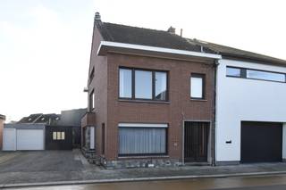 Ben je op zoek naar een woning met potentieel die je volledig naar eigen smaak kan renoveren?Deze woning biedt heel wat ruimte, een praktische...