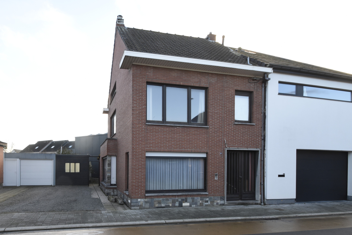 Te renoveren gezinswoning met 3 slaapkamers, ruime zolder en tuin – met oprit naast de woning - foto 1