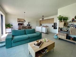 <p><strong>Dit BEN - appartement maakt deel uit van een aantrekkelijk woonproject "Mauritius" gelegen te Evergem (Wippelgem).</strong><br /><br />De indeling van het appartement is als volgt: inkomhal, bezoekerstoilet, berging/wasruimte, ruime en lichtrijke woonkamer met open keuken incl. kookeiland en alle toestellen (vaatwas, koelkast met diepvriesvak, oven en microgolfoven), 2 volwaardige slaapkamers, badkamer met inloopdouche, dubbele wastafel en toilet,  ruim en zonnig terras. <br />Het appartement beschikt tevens over een ondergrondse garage en privé bergruimte.<br />Er is ook een ruime gemeenschappelijke fietsenstalling voorzien.<br /><br /><strong>Beschikbaar per 01/09/2026.</strong><br />Provisie gemeenschappelijke kosten: 105€/maand<br /><br />Troeven:<br />Energiezuinig ontwerp in combinatie met een tijdloze uitstraling<br />Hoog wooncomfort dankzij aangename leefruimte met veel daglicht en zongericht terras<br />Zeer goed bereikbaar – (Ovaal van Wippelgem op 1 kilometer)</p><p></p><p>Een bezoek kan uitsluitend worden aangevraagd via onze website: http://www.vastgoeddevos/te-huur, klik het pand aan en klik vervolgens op "Maak een afspraak".</p>