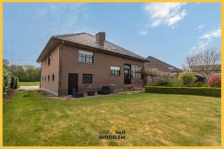 Immo Van Middelem biedt deze zeer ruime woning uit de jaren ’70 aan, gelegen in een rustige buurt te St.-Katherina-Lombeek (Ternat).De woning heeft...