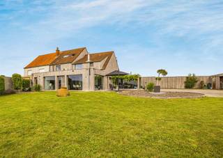 <p>Immo Pické biedt U deze unieke en perfect onderhouden eigendom (gelegen in Bekkerzeel op 150m van Dilbeek) aan gelegen in de nabijheid van alle faciliteiten maar toch omgeven door weilanden en akkers. Deze perfect onderhouden woning is volledig aangepast aan alle hedendaags comfort en is op en top energiezuinig (EPC A). We betreden deze eigendom via een ruime inkomhal met vestiaire en gastentoilet.<br /><br />Via een moderne smeedijzeren deur begeven we ons naar een zeer ruime en lichtrijke woonkamer met aangrenzende volledig geïnstalleerde keuken en bijkeuken (hyper geïnstalleerde keuken met toptoestellen, kookeiland met ontbijthoek, koelcel, bijkeuken met veel bergruimte,...). Vanuit deze leefruimte hebben we een prachtig zicht op de volledig aangelegde tuin met terrassen, fruitbomen en een gezellige verwarmde wintertuin (met pizzaoven). Daarnaast beschikt deze woning op de gelijkvloerse verdieping over een bergruimte, een ingericht bureel met prachtig zicht op de voorliggende weilanden en een eerste slaapkamer/polyvalente ruimte voor uitoefenen van vrij beroep).<br /><br />Op de eerste verdieping vinden we een nachthal, een masterbedroom met en suite dressing, sauna en volledig uitgeruste badkamer, 2 ruime kinderkamers met aangrenzende douchekamer. Via een vaste trap begeven we ons naar de zolderverdieping waar we nog een 5de slaapkamer terugvinden en een bureelruimte. Aanwezigheid van een wijnkelder en 2 carports met bijkomende buitenbergruimtes.<br /><br />Bijkomende informatie: centrale verwarming van 2025 - EPC A - conforme elektrische installatie - 4 airco's - regenwaterput en bronwaterput - alarmsysteem - ingebouwde gashaard met inbouwkasten - 24 zonnepanelen - waterverzachter - ....</p>