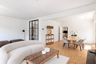 <span>Op een uitstekende locatie in het centrum van 's-Gravenwezel bevindt zich dit volledig gerenoveerde duplexappartement van ca. 170 m². <br />Dankzij de privatieve inkom heeft dit duplex appartement het gevoel van een woning. <br /><br /><span><strong>Indeling</strong></span><br /><br />Aparte inkom - toegang tot de private keldergerging met 2 compartimenten. <br /><br /><span><strong>Verdieping 1</strong></span><br /><br />inkomhal met gastentoilet - via een smeedijzeren deur is er toegang tot de leefruimte in L-vorm op parket en ingedeeld in een salon en eetkamer. De volledig geïnstalleerde keuken sluitt aan op de leefruimte en is voorzien van alle hedendaags comfort. <br />Vanuit de keuken bereikt u een ruime wasplaats/berging vanwaar u eveneens toegang hebt tot terras. Via de buitentrap bereikt men de achterliggende parking.
<br />Verder is er op deze verdieping een eerste slaapkamer of polyvalente kamer/bureau met een en-suite badkamer uitgerust met inloopdouche en badkamermeubel met lavabo en een aparte ruime dressing.<br /><br /><span><strong>Verdieping 2</strong></span> <br /><br />Op de duplexverdieping bevinden zich 3 slaapkamers, badkamer 2 met lavabomeubel voorzien van dubbele lavabo en een ligbad/douchecombinatie.<br />Het apart toilet is op de nachthal.<br />Van hieruit is er via een uitschuifbare trap toegang tot de geïsoleerde bergzolder.<br /><br /><span><strong>Bijzonderheden<br /></strong></span></span><br /><span>Verwarming op aardgas, alu-ramen met dubbele beglazing, kleinschalig gebouw, ruime parking achteraan, energiezuinig gerenoveerd, <br />EPC 137 kWh/m² - label B - UC 3918870<br />Vg-Wg-Gvv-Gvkr-Gmo-Gworg</span>