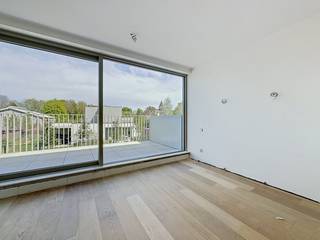 6% BTW mogelijk.  Ruim appartement met zeer ruim terras (52m²)  gelegen op het eerste verdiep van de Residentie AQUILO, een stijlvolle nieuwbouwresidentie waar comfortabel wonen en de charme van de Belgische kust samenkomen. Het project bestaat uit 16 moderne appartementen met twee of drie slaapkamers, elk afgewerkt met duurzame en kwalitatieve materialen.  De woonruimtes zijn ruim opgevat en baden in een sfeer van rust, licht en verfijning. Voor de appartementen op de tweede verdieping is een ruime zolderberging inbegrepen, wat zorgt voor extra praktische opbergruimte.  Bij het ontwerp werd niet alleen aandacht besteed aan esthetiek en comfort, maar ook aan energieprestaties en duurzaamheid. Elke woonunit beschikt over eigen zonnepanelen en wordt uitgerust met een warmtepomp, performante isolatie en een ventilatiesysteem D, wat bijdraagt aan een energiezuinige en toekomstgerichte woonkwaliteit.  Ondergronds is er de mogelijkheid om een afgesloten garage of private berging bij te kopen. Res. Aquilo 152 - 0102