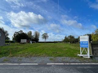 In Denderwindeke, gekend om zijn landelijke omgeving met uitstekende verbindingen, kan u dit mooi perceel bouwgrond met een oppervlakte van 9a...
