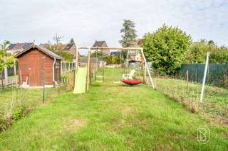 <p>Prachtige, smaakvol gerenoveerde woning die comfort, ruimte en potentieel biedt, gelegen in een rustige omgeving in Lessines.</p><p>Meteen bij binnenkomst zult u onder de indruk zijn van de mooie afwerking en de ruime indeling. Op de begane grond vindt u een moderne, volledig uitgeruste keuken, een wasruimte/technische ruimte, een apart toilet en een ruime woonkamer die uitkomt op het terras en de tuin.<br />Op de verdieping beschikt het huis over 2 mooie slaapkamers en een volledig gerenoveerde badkamer met douche en bad. De zolder van ±45 m², die al is voorzien van aansluitingen voor verwarming, sanitair en elektriciteit, biedt uitstekende mogelijkheden om extra slaapkamers te creëren.<br />Buiten kunt u genieten van een terras en een mooie tuin, ideaal voor zonnige dagen.</p><p>Technische gegevens: EPC C, elektriciteit conform de voorschriften, recente condensatieketel, energiezuinige PVC-ramen met dubbele beglazing, versterkte isolatie.</p><p>Een instapklare, gezellige en perfect onderhouden woning, ideaal voor wie gewoon zijn koffers wil neerzetten.<br />Wilt u de woning bezichtigen? Neem dan contact met ons op via: lena@immobeguin.be</p>