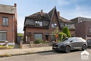 br&gt;Bent u op zoek naar een woning die u volledig naar eigen smaak kunt renoveren? Dan biedt deze woning aan de Guido Gezellestraat 26 in Mol een mooie basis en heel wat mogelijkheden.<br />De woning is rustig en residentieel gelegen, vlak bij het centrum van Mol. Winkels, scholen, horeca en andere dagelijkse voorzieningen zijn vlot bereikbaar. Ook de omliggende gemeenten en belangrijke verbindingswegen liggen op korte afstand.<br />De woning vormt een goede basis of u nu op zoek bent naar een eigen woning, een renovatieproject of een interessante investering, deze woning biedt verschillende mogelijkheden.<br /><br /><strong>Troeven:</strong>
<ul><li>Gelegen bij het centrum van Mol</li><li>2 slaapkamers</li><li>Potentieel </li><li>Mooie buitenruimte </li><li>Rustige en aangename woonomgeving</li><li>Goede bereikbaarheid</li><li>Winkels, scholen en dagelijkse voorzieningen in de omgeving</li><li>Interessant voor zowel eigen bewoning als investering</li></ul>
Een woning met potentieel voor wie graag zelf een thuis creëert. Ontdek de mogelijkheden van deze woning en laat u verrassen door wat er na renovatie van te maken valt.