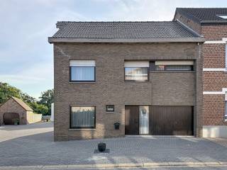 <p>Op zoek naar een ruime gezinswoning met tuin, een uitzonderlijke loods én een eigen kantoorruimte? Dit karaktervolle huis uit 1977 combineert een gezellige, landelijke sfeer met alle troeven voor wie graag thuis en professioneel actief is onder één dak.</p>
<p>De woning biedt een bewoonbare oppervlakte van 249 m² op een perceel van maar liefst 1.218 m², met zuidwestgerichte tuin en terras (30 m²). Een absolute troef is de aparte loods op het perceel, met een hoge poort waar zelfs vrachtwagens moeiteloos in- en uitrijden – ideaal voor wie professioneel opslag, transport of een werkplaats nodig heeft, of gewoon veel plaats zoekt voor materiaal en voertuigen.</p>
<p>Binnen vindt u een sfeervolle leefruimte met open haard, een ingerichte keuken, 4 slaapkamers (waarvan één riant van 35 m²), een apart bureau (12,71 m²) en een badkamer met douche én ligbad. Extra troeven: garage, maar liefst 6 parkeerplaatsen, zolder, wasplaats en een bijkomende werkplaats.</p>
<p>Dankzij de bestemming "privé – eengezins + kantoor" en de aparte kantoorruimte leent dit pand zich uitstekend voor een vrij beroep of thuiskantoor. De ligging is bovendien uitzonderlijk vlot: centraal in Dilbeek, op wandelafstand van het centrum en winkels, met scholen in de buurt en de oprit van de autostrade op amper 200 meter – een absolute meerwaarde voor pendelaars en ondernemers die snel op de invalswegen naar Brussel willen zijn.</p>
<p>Indien interesse, neem contact op met ons op 02/203.03.03 of info@immo-store.be.</p>