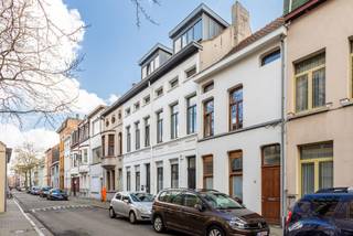 Gelegen in het hart van 2060 Antwerpen, biedt deze karaktervolle woning alles wat u nodig heeft voor comfortabel stadsleven. Op wandelafstand van winkels, scholen en openbaar vervoer, is deze unieke eigendom ontstaan uit de verbouwing van twee herenhuizen tot één geheel. De woning is ideaal voor cohousing, een vrij beroep of riant wonen.<br /><br />De indeling is praktisch: op het gelijkvloers vindt u een studio (ca. 67 m²) die ook als bureauruimte kan dienen, met een ingerichte badkamer en keuken. De eerste verdieping herbergt een ruime woonkamer (gevelbreedte van 10m), een volledig uitgeruste keuken en een zonnig terras. De tweede verdieping biedt een royale master bedroom (ca. 40 m²), een luxe badkamer en een ruime dressing, beide met toegang tot een prachtig terras. Op de derde verdieping vindt u een derde slaapkamer met mezzanine, ideaal als kinderkamer of hobbyruimte.<br /><br />Daarnaast is er een apart toegankelijk appartement met een polyvalente ruimte, perfect voor vrije beroepen of als gastenverblijf. Er is ook de mogelijkheid om een atelier van ca. 100 m² aan te kopen, dat dienstdoet als garage (5-6 wagens) en werkruimte.<br /><br />De woning beschikt over een ruim dakterras, een goede EPC-score en is geschikt voor gebruik als kangoeroewoning.<br /><br />EPC: 183 kWh/m², P-score: D, G-score: D, Stedenbouwkundige inlichtingen in aanvraag.