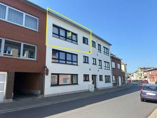 <p><span>Cet appartement aux finitions luxueuses se trouve dans une résidence intimiste de 6 logements. On y pénètre par le hall d'entrée central qui donne accès à toutes les pièces de l'appartement. Nous commençons par le salon exceptionnellement spacieux (42 m²), auquel se raccorde une cuisine ouverte équipée de tout le confort nécessaire. Depuis la cuisine, on accède également à un débarras attenant, idéal pour entreposer les provisions. La salle de bains a été aménagée avec le souci du détail et est ainsi équipée d’une magnifique douche à l’italienne, d’un meuble de salle de bains avec deux lavab's, d’un radiateur sèche-serviettes et d’un miroir éclairé. Les deux chambres spacieuses peuvent chacune accueillir un lit double et une grande armoire. De plus, cet appartement bénéficie d’une jolie terrasse qui, cerise sur le gâteau, est orientée au sud. À l’arrière se trouvent un garage pratique et un débarras séparé. Idéal pour la voiture, le vélo, les poubelles et autres. L’espace de rangement ne manque donc pas.</span></p><p><span>Il n'y a pas de charges communes supplémentaires.</span></p><p><span>L'appartement sera disponible le 1er septembre 2026.</span></p><p><span>Pour une visite, contactez-nous au 015 200 999 ou à l'adresse info@vastgoedplus.be</span></p>
