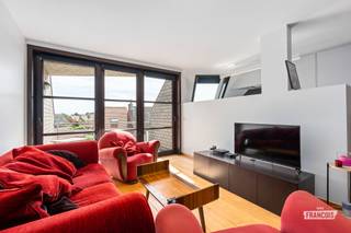 Bent u op zoek naar een ruim appartement waar het comfort van een woning wordt gecombineerd met een rustige ligging? Dan is dit instapklare duplex appartement in de gegeerde Nieuwe Koerswijk in Mariakerke zeker een bezoek waard. Hier woont u in een aangename en groene woonomgeving, vlakbij winkels, openbaar vervoer, scholen, sportfaciliteiten en op fietsafstand van het strand.<br /><br />Met een bewoonbare oppervlakte van 104 m² biedt dit appartement verrassend veel ruimte. Op de derde verdieping bevindt zich de inkomhal met gastentoilet, een lichtrijke leefruimte met open keuken, die dankzij de grote raampartijen geniet van veel natuurlijke lichtinval en uitgeeft op een zonnig terras van 7 m² aan de voorzijde. Verder vindt u op deze verdieping een praktische berging, een eerste ruime slaapkamer, de badkamer en een tweede, bijzonder ruim terras van 13 m² aan de rustige achterzijde van het gebouw. Een heerlijke plek om in alle privacy van de zon te genieten.<br /><br />De bovenverdieping beschikt over maar liefst drie extra slaapkamers en een bijkomende berging, waardoor dit appartement perfect geschikt is voor gezinnen, thuiswerkers of wie graag extra ruimte ter beschikking heeft.<br /><br />De residentie dateert van 1996, is steeds goed onderhouden en beschikt over een lift. Bovendien is de elektrische installatie conform gekeurd tot 2050 en behaalt het appartement een gunstig EPC-label C (284 kWh/m²/jaar), wat zorgt voor een energiezuinige basis zonder renovatieverplichting.<br /><br />Als extra troef is er de mogelijkheid om een garagebox aan te kopen voor € 45.000.<br /><br />Bent u op zoek naar een ruim en instapklaar appartement op een rustige toplocatie in Mariakerke? Neem vandaag nog contact op met Justin via 0474 05 59 25 of justin@immofrancois.be voor meer informatie of een bezoek. Wenst u een vrijblijvende schatting van uw eigen woning? Ook daarvoor helpen wij u graag verder.<br /><br />