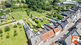 ZOTTEGEM - Te renoveren woning op perceel van ca. 5a 75ca <br /><br />Bent u op zoek naar een renovatieproject met tal van mogelijkheden? Deze woning in een rustige omgeving van Zottegem is gelegen op een perceel van ca. 575 m² en biedt de ideale basis om uw droomwoning volledig naar eigen smaak te realiseren.<br /><br />Op het gelijkvloers bevinden zich een gezellige woonkamer, een eetplaats, een keuken en een badkamer. De eerste verdieping telt drie volwaardige slaapkamers. Daarnaast beschikt de woning over een inpandige garage en een praktisch bijgebouw van ca. 35 m², ideaal als opslagruimte, hobbyruimte of atelier.<br /><br />Een absolute meerwaarde is de achterliggende weide van ca. 3.280 m², die optioneel kan worden aangekocht. Hierdoor is deze eigendom bijzonder geschikt voor dierenliefhebbers, hobbyboeren of wie gewoon wil genieten van extra buitenruimte en groen. De weide is gelegen in landschappelijk waardevol agrarisch gebied.<br /><br />De woning heeft een EPC-label F en valt onder de renovatieverplichting. Dit biedt u de kans om de woning grondig te vernieuwen en aan te passen aan de hedendaagse woon- en energienormen.<br /><br />Troeven:<br />- Perceel van ca. 575 m²<br />- 3 slaapkamers<br />- Inpandige garage<br />- Bijgebouw van ca. 35 m²<br />- Optioneel aan te kopen weide van ca. 3.280 m²<br />- Rustige ligging<br />- Renovatieproject met veel potentieel<br /><br />Interesse? Contacteer ons voor meer informatie of plan een bezoek via 053/60.65.66.<br /><br />De vermelde prijs is een richtprijs. Na ontvangst van de biedingen zal de verkoper beslissen of hij/zij de eigendom verkoopt aan het beste bod. De richtprijs is aldus niet bindend voor de verkoper. Voor meer info kunt u ons contacteren of het reglement raadplegen op onze website.<br />De vermelde prijs is een richtprijs. Na ontvangst van de biedingen zal de verkoper beslissen of hij/zij de eigendom verkoopt aan het beste bod. De richtprijs is aldus niet bindend voor de verkoper. Voor meer info kunt u ons contacteren of het reglement raadplegen op onze website.