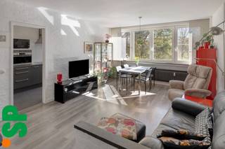 Duplexappartement (3e &amp; 4e verdieping) op groene locatie<br /><br />Dit volledig gerenoveerde duplexappartement is gelegen in een rustige, bosrijke omgeving.<br /><br />Indeling:<br /><br />1e verdieping:<br />Inkomhal met vestiaire, berging, lichtrijke woonkamer en vernieuwde keuken met aansluitend terras.<br /><br />2e verdieping:<br />Nachthal, 2 bergingen, 2 ruime slaapkamers en badkamer (lavabo, douche en toilet).<br /><br />Het appartement werd met hoogwaardige materialen gerenoveerd en is instapklaar.<br /><br />Ook in de gemeenschappelijke delen werden de voorbije jaren tal van vernieuwingen uitgevoerd, waaronder de lift, het dak en de dakisolatie. Bovendien werd recent de buitengevel geschilderd.<br /><br />Een private, overdekte autostaanplaats. Daarnaast is er voldoende publieke parkeergelegenheid voor de deur. Ook is er een gemeenschappelijke fietsenstalling aanwezig.<br /><br />Gelegen op een rustige, groene locatie nabij de Europese School.<br /><br />EPC: 191 kWh/m²<br /><br />Troeven:<br />- Gunstig EPC B<br />- Ruime slaapkamers<br />- Groene omgeving<br />- Overdekte parking<br /><br />Interesse?<br />Contacteer IMMO SP via 014/59.10.20 of mail naar Jill@immosp.be<br />voor meer informatie of een bezoek ter plaatse.<br /><br />Benieuwd naar de waarde van uw eigen woning? Vraag vrijblijvend uw gratis schatting aan — wij helpen u graag verder!