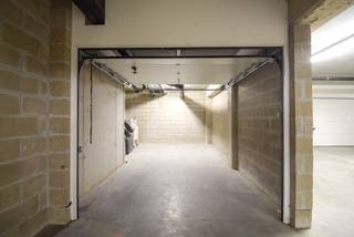 Deze recente, afgesloten garagebox is gelegen in het centrum van Gistel en biedt een veilige en comfortabele oplossing voor het stallen van uw...