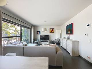 Dit eigentijdse appartement (2013) combineert modern comfort en lage energiekosten met een fantastische lichtinval. Met 2 volwaardige slaapkamers heb je bovendien alle ruimte voor een thuiskantoor, dressing of logeerkamer.<br /><br />Je woont hier heerlijk rustig, maar hebt het historische centrum, winkels, scholen en de Brugse ring vlak bij de deur. Het beste van twee werelden!<br /><br />Indeling:<br />Gelijkvloers: <br />- overdekte staanplaats <br /><br />1ste verdieping: <br />- woonkamer (20m²) <br />- open keuken (15m²) voorzien van koelkast, kookplaat, oven, spoelbak en vaatwasser <br />- terras <br />- slaapkamer (12m²) met mogelijkheid tot dressing <br />- slaapkamer (14m²) <br />- badkamer (6m²)<br />- apart toilet <br /><br />Algemeen: <br />- Huurprijs: € 875,00/maand <br />- Forfait gemeenschappelijke kosten: € 65,00/maand <br />- Beschikbaar vanaf: 01/10/2026<br /><br />De snelste manier om een bezoek te brengen aan dit pand? Vraag je bezoek aan via de roze knop op onze website (www.dewaele.com) en je wordt gecontacteerd door onze verhuurexpert Broes.<br /><br />Telefonisch kunnen er geen afspraken gemaakt worden. Bij andere vragen kun je ons telefonisch contacteren via 050 444 999.