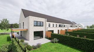 <p>Op een <strong>zeer residentiële en kindvriendelijke locatie</strong> wordt deze prachtige moderne nieuwbouwwoning gerealiseerd. De woning combineert een doordachte indeling met hedendaags wooncomfort en biedt bovendien nog <strong>volledige vrijheid in de keuze van de afwerking</strong>. Dankzij de zeer ruime voorziene budgetten kan u van deze woning écht uw eigen thuis maken.<br /><br />Bij het betreden van de woning komt u binnen in de inkomhal met gastentoilet. Van hieruit bereikt u de ruime en lichtrijke leefruimte met bureauhoek en open keuken. Grote raampartijen zorgen voor een aangename verbinding met de tuin en creëren een fijne, open woonbeleving. Aansluitend aan de keuken bevindt zich een praktische berging.<br /><br />Op de eerste verdieping geeft de overloop toegang tot een afzonderlijk toilet, <strong>drie volwaardige slaapkamers</strong> en de badkamer. Een vaste trap leidt verder naar de ruime zolderverdieping, die heel wat extra mogelijkheden biedt en naar eigen behoefte kan worden ingericht.<br /><br />Een belangrijke troef van deze woning is de <strong>ruime inspraak in de afwerking</strong>. Keuken, badkamer, vloeren, binnendeuren en andere afwerkingsmaterialen kunnen nog zelf gekozen worden binnen de <strong>zeer ruime voorziene budgetten</strong>. Zo geniet u van het gemak van een nieuwbouwproject, zonder in te boeten aan uw persoonlijke smaak en wensen.<br /><br />De rustige en residentiële omgeving maakt deze woning bijzonder interessant voor gezinnen die op zoek zijn naar een aangename en kindvriendelijke woonomgeving, gecombineerd met het comfort en de energiezuinigheid van een volledig nieuwe woning.<br /><br /><em>De getoonde beelden en visualisaties zijn louter indicatief en dienen ter illustratie van het mogelijke eindresultaat. Ze zijn niet bindend en kunnen afwijken van de uiteindelijke uitvoering en gekozen afwerking. Aan de beelden kunnen geen rechten worden ontleend.</em></p>