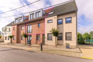 Ben je op zoek naar een appartement met MEGA-veel ruimte? Lees dan zeker verder!Bij het binnenkomen, trekt je aandacht meteen naar de leefruimte met...