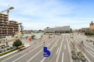 Ontdek dit uitzonderlijk ruime en lichtrijke 3-slaapkamerappartement, ideaal gelegen in een klassevolle residentie op het Stationsplein van Blankenberge. Dit recente appartement combineert comfort, ruimte en een uitstekende ligging met een energiezuinig karakter (EPC A).<br /><br />Een absolute troef zijn de twee zonovergoten terrassen, waar u op elk moment van de dag heerlijk kunt genieten van rust en buitenlucht. Bovendien geniet u van een open en aangenaam zicht op het Stationsplein. De indrukwekkende leefruimte baadt in het licht dankzij de grote raampartijen en biedt directe toegang tot de terrassen.<br /><br />De ingerichte keuken is voorzien van alle moderne comfort, een stijlvol granieten werkblad en tal van praktische opbergmogelijkheden. Aansluitend vindt u een handige berging met aansluiting voor een wasmachine.<br /><br />Het appartement beschikt over drie volwaardige slaapkamers met ingemaakte kasten. Eén van de slaapkamers heeft een eigen ensuite badkamer, wat extra privacy en comfort biedt. Daarnaast is er nog een tweede badkamer beschikbaar. Een apart gastentoilet is eveneens aanwezig.<br /><br />De onderhoudsvriendelijke tegelvloer loopt doorheen het volledige appartement en wordt aangevuld met individuele gasverwarming voor optimaal wooncomfort.<br /><br />Extra voorzieningen zijn onder meer een fietsenstalling en een privatieve kelder in het gebouw. Bovendien is er de mogelijkheid tot aankoop van twee staanplaatsen in de residentie.<br /><br />Kortom, een instapklaar en ruim appartement met recent bouwjaar en open zicht op een toplocatie, ideaal voor wie op zoek is naar comfort, licht en kwaliteit aan zee.