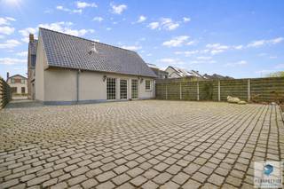 In het centrum van Aalter, op een prachtig perceel van 1300 m², bevindt zich deze unieke karaktervolle ruime (320m²) woning .INDELING: Bij het...