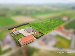 Deze alleenstaande woning is rustig gelegen in het landelijke Wortegem-Petegem en bevindt zich op een ruim perceel van 8.292 m², volledig vrij...