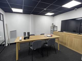 Commerciële ruimte; 2 bureelruimtes; stockage/bureel; afzonderlijk W.C.; kitchenette/technische ruimteNutsvoorzieningen: camerabewaking,...