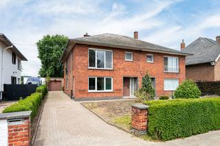 <p>Deze halfopen woning is gelegen in een rustige en groene omgeving te Belzele (Evergem) en vormt de ideale basis voor een renovatieproject. De woning beschikt over 3 ruime slaapkamers en een lichtrijke leefruimte, en biedt daarmee voldoende ruimte voor een jong gezin. Verder is er een mooie tuin met open zicht op de achterliggende weilanden.<br /><br />De ligging scoort bovendien zeer goed op vlak van mobiliteit, met winkels, scholen en openbaar vervoer in de nabije omgeving.<br /><br />Deze woning vormt een uitstekende basis om volledig naar eigen smaak te renoveren. Een topper voor wie op zoek is naar een renovatieproject met veel potentieel!<br /><br />Contacteer Top Vastgoed voor een bezoek op 0475 700 700.</p>