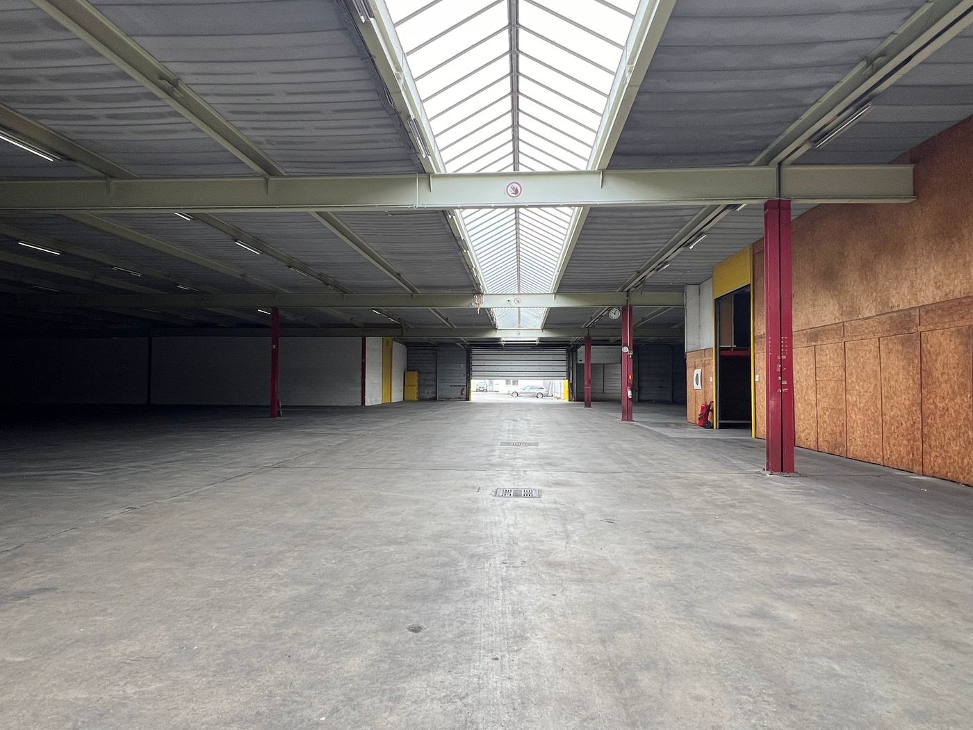 4.870 m² loods met 185 m² kantoor en 915 m² buitenstockage - foto 3